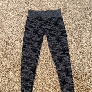 Gymshark black camo leggings- size large only worn once!